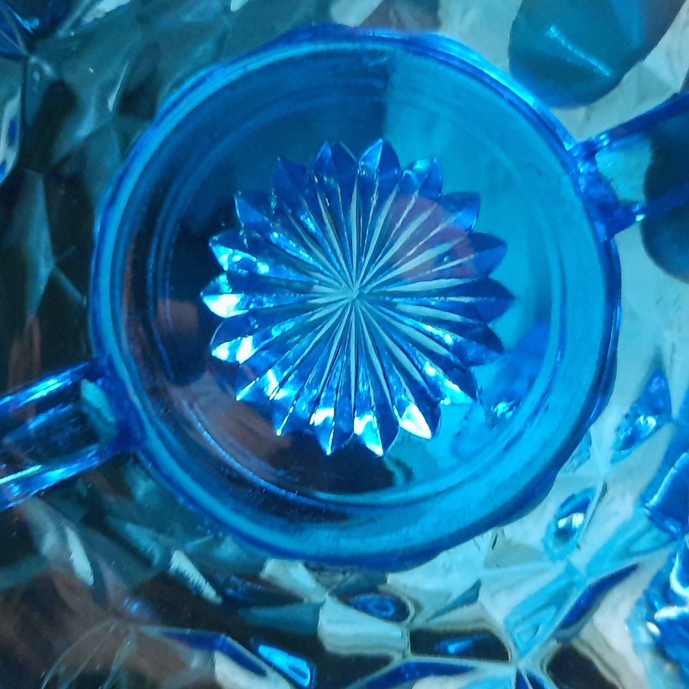 A set of two vintage Anchor Hocking blue glass servers - Picture 7 of 7
